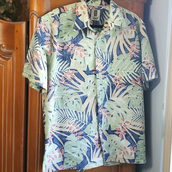 TORI RICHARDS HONOLULU, reverse Fabric shirt. Short sleeves. Size large Multi. - Picture 1 of 9